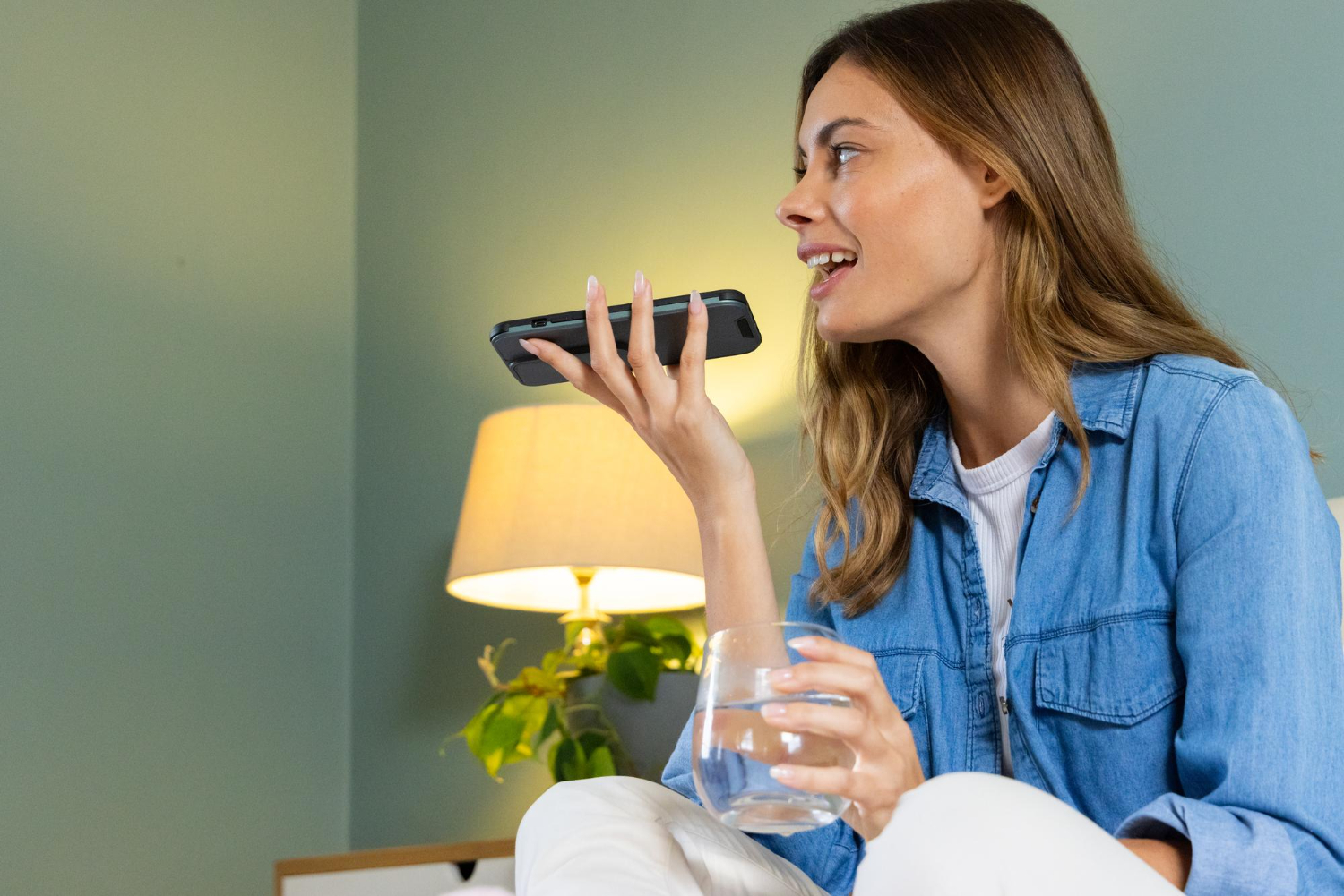 girl records voice message on phone